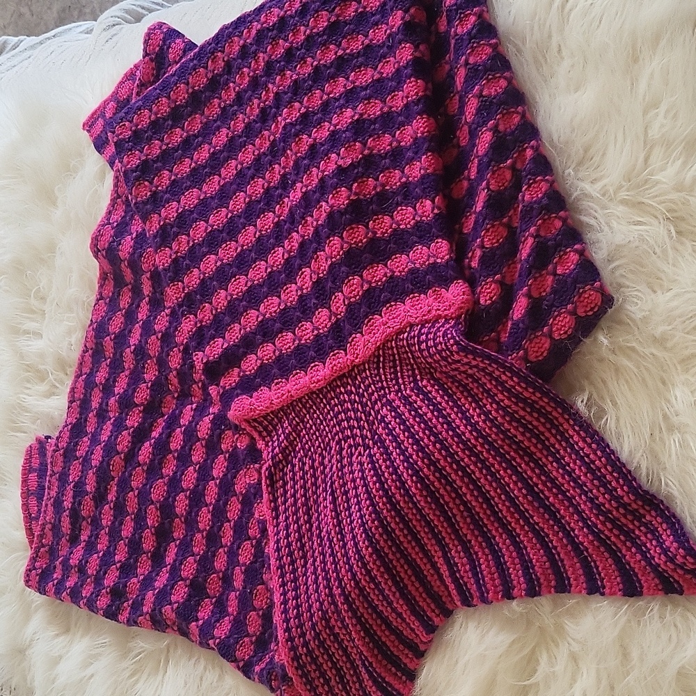 NWOT MERMAID TAIL Girl's crochet snuggie blanket